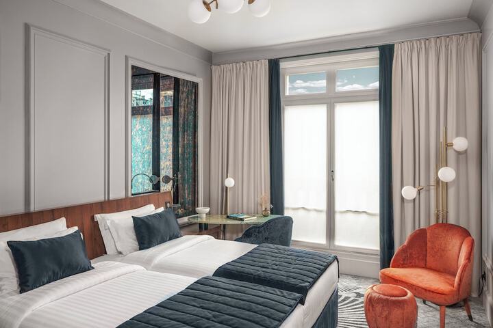 Room 53 of 200