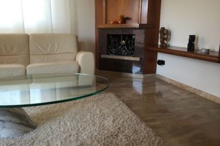 Lounge 5 of 20