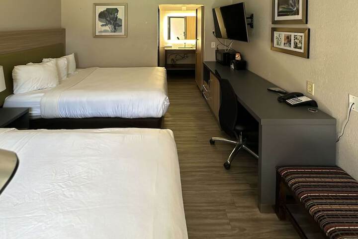 2 Queen Beds (11 of 14)