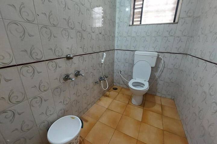 Room 8 of 12