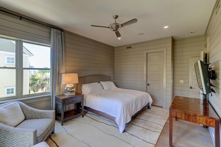 Room 4 of 38