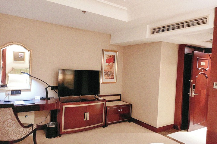 Room 10 of 28