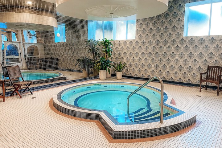 Indoor spa tub