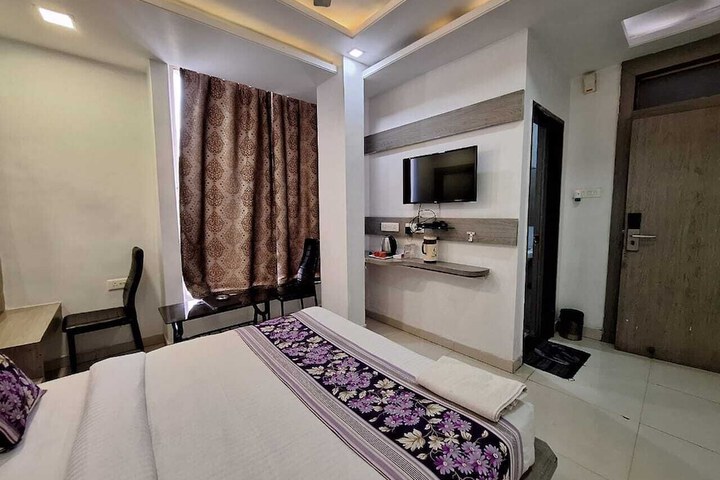 Room 10 of 32