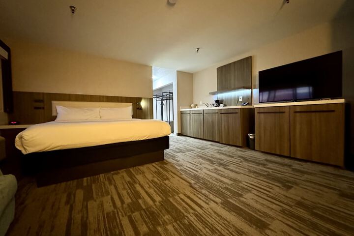 Standard | King Bed (2 of 23)