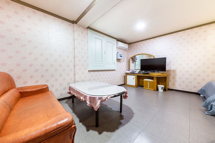 Room 4 of 12