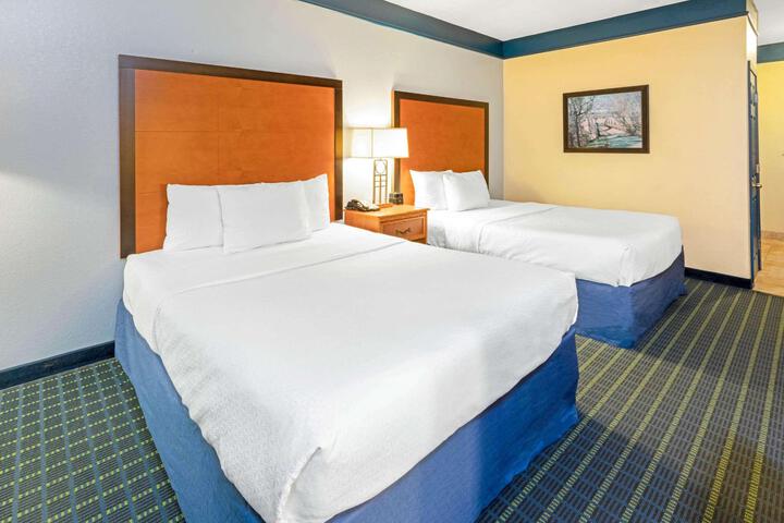 2 Queen Beds (7 of 9)