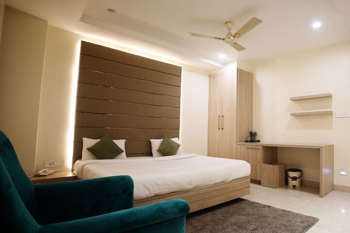Room 9 of 27