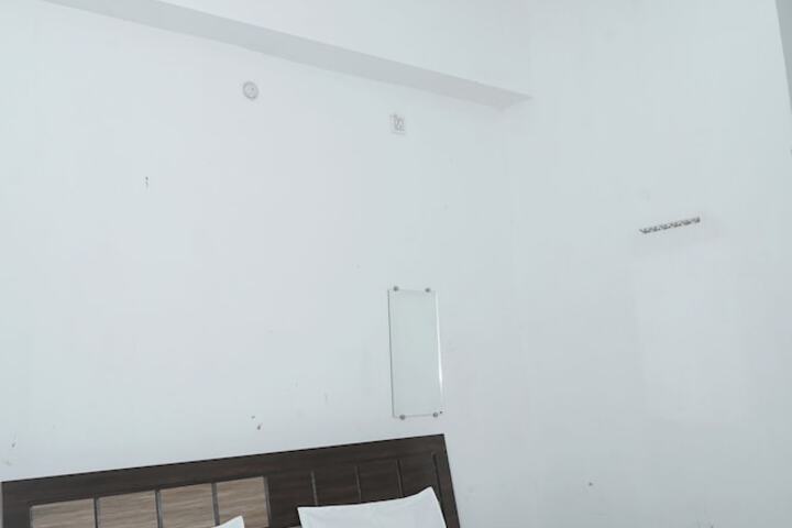 Room 3 of 10