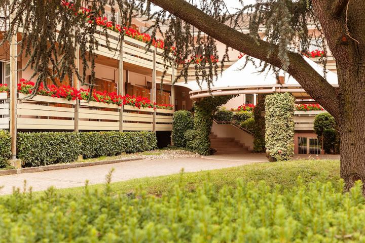 Hotel Exterior 49 of 54