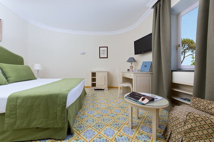 Room 12 of 125
