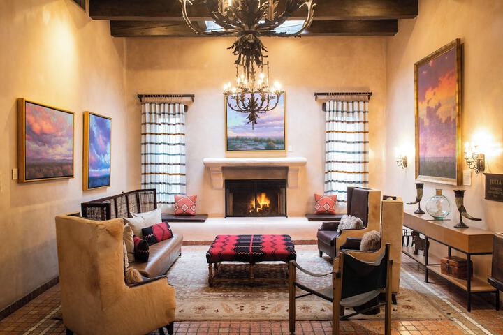 Lobby lounge