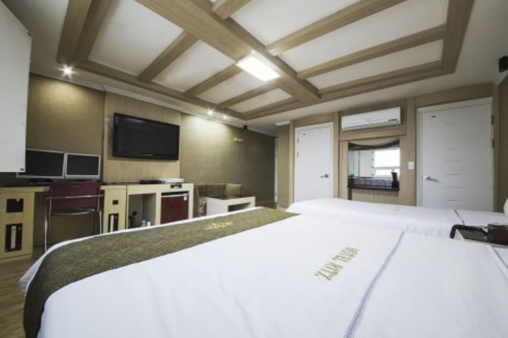 Room 18 of 30
