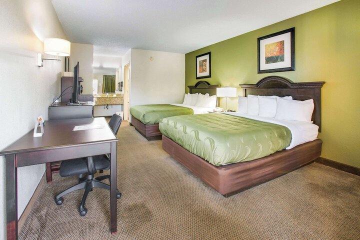 2 Queen Beds (6 of 8)