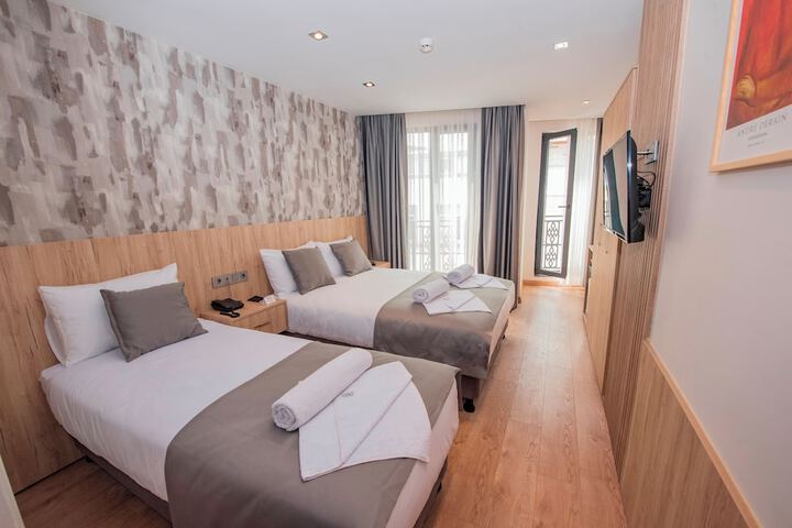 Room 9 of 33