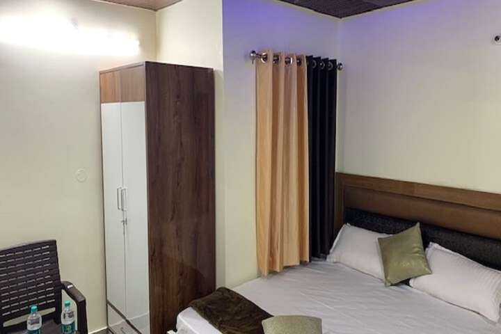 Room 8 of 11