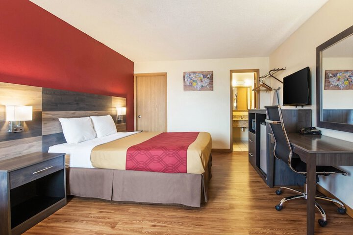 1 Queen Bed (9 of 22)