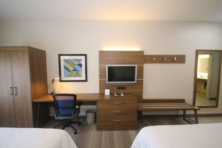 2 Queen Beds (6 of 8)
