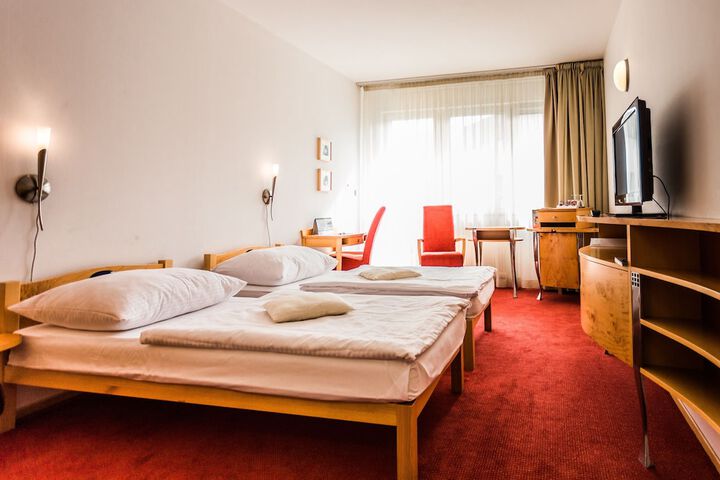 Room 33 of 102