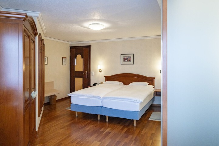 Room 15 of 48