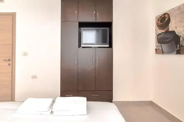 Room 2 of 8