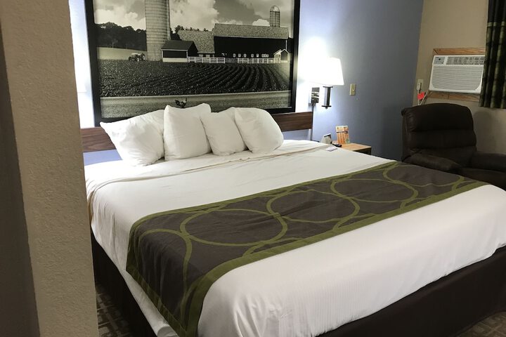 1 Queen Bed Deluxe Room (5 of 7)