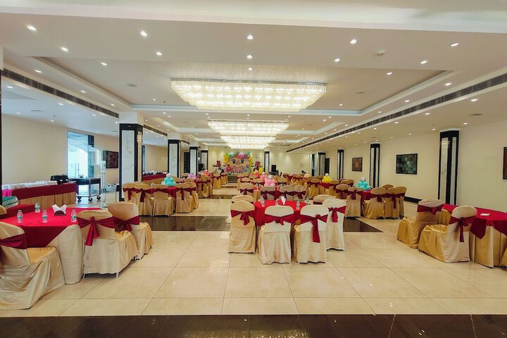 Ballroom/Hall 39 of 54