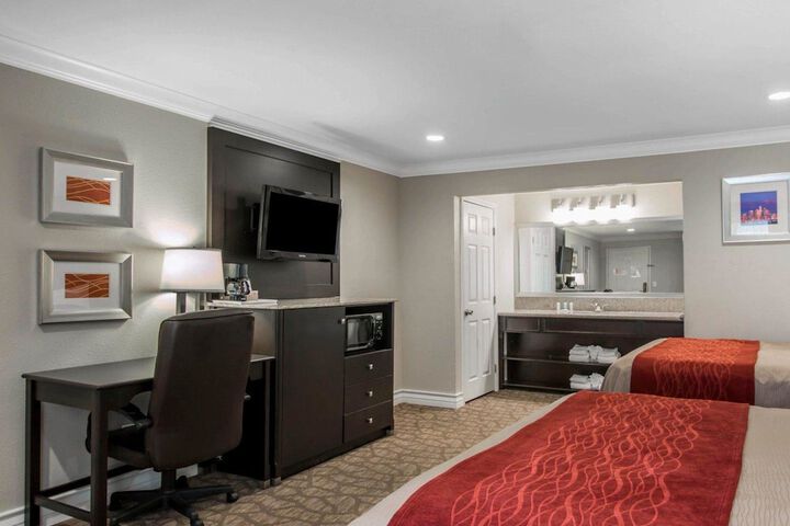 2 Queen Beds (2 of 5)