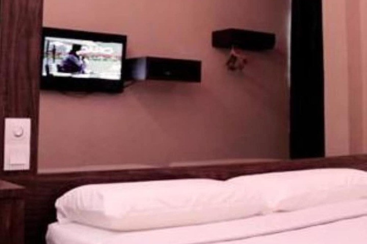 Room 11 of 32