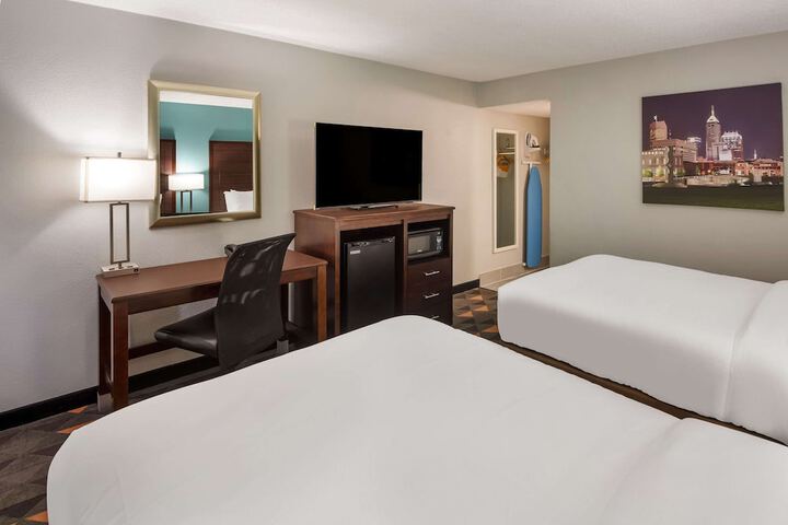 1 King Bed (4 of 7)