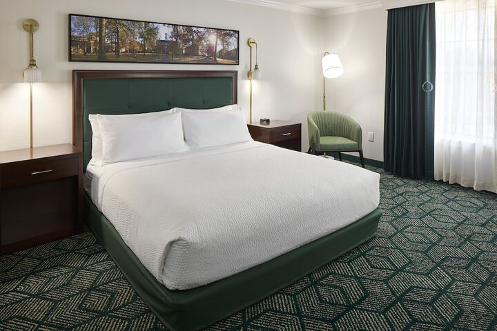 Deluxe King Bed (3 of 11)