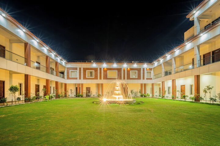 Hotel Exterior 90 of 93