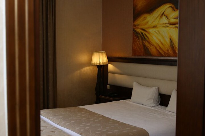 Room 18 of 122