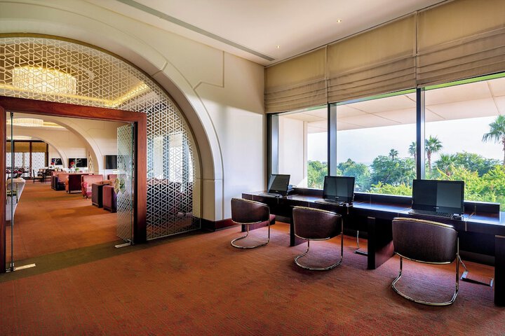 Lounge 182 of 220