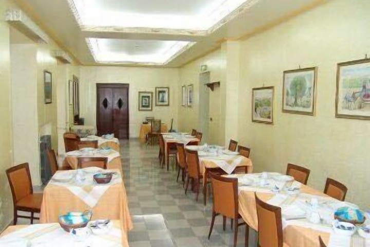 Dining 16 of 32