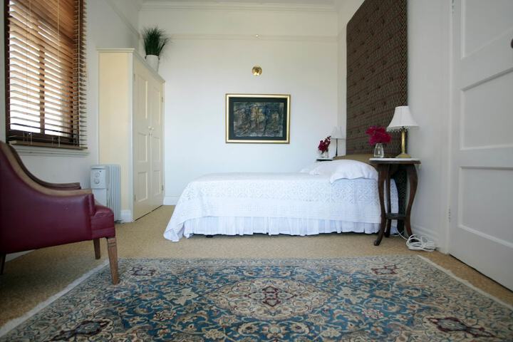 Room 6 of 108