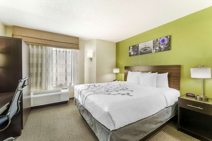 1 King Bed (2 of 7)