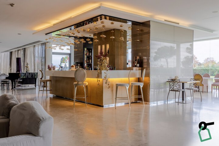 Lounge 52 of 63