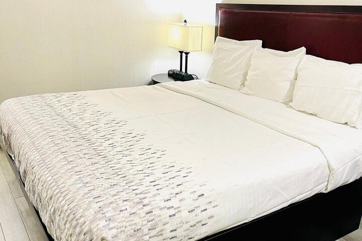 1 King Bed (6 of 6)