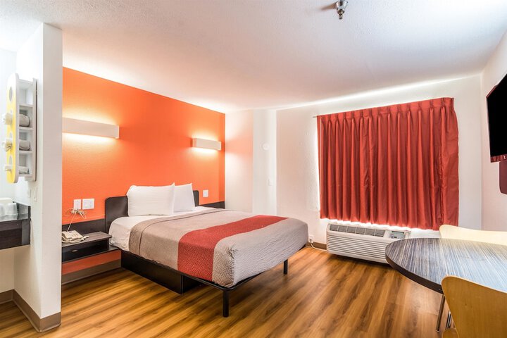 1 Queen Bed (9 of 9)