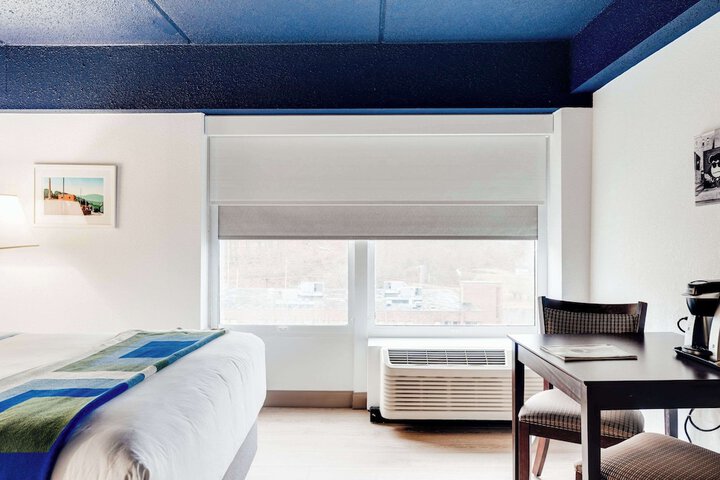 1 Queen Bed (5 of 8)