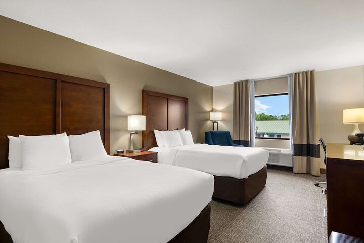 2 Queen Beds (1 of 6)