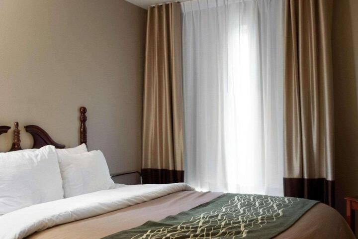 1 King Bed (4 of 13)