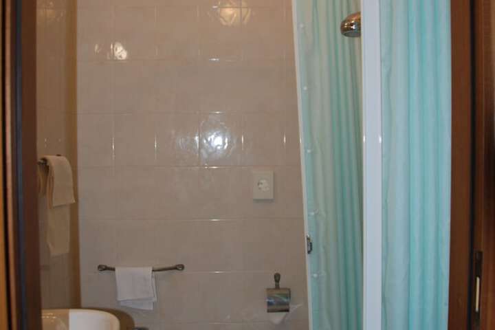 Room 10 of 28