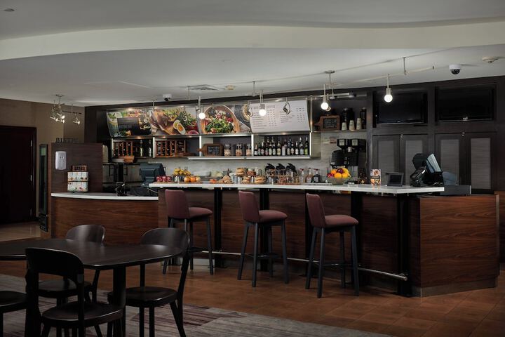 Lounge 21 of 23