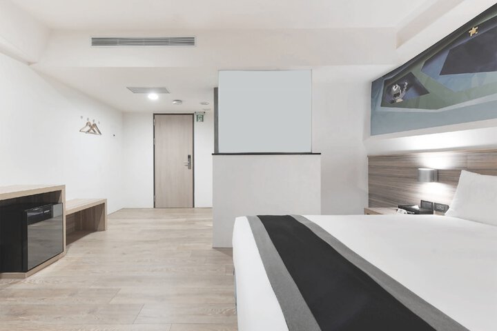 Room 11 of 18