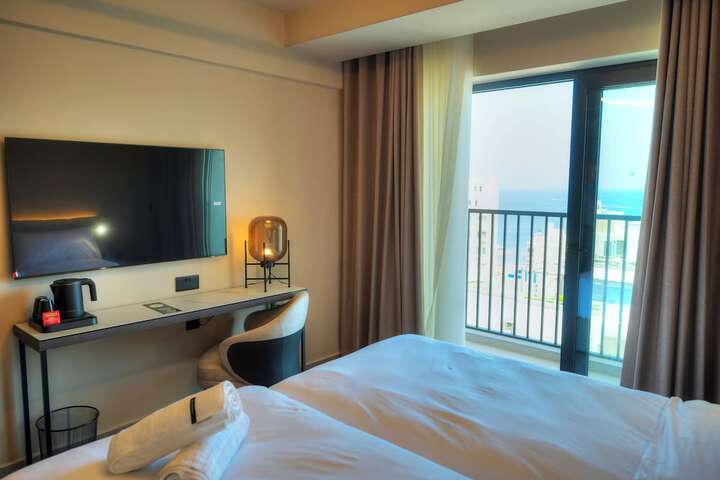 Room 34 of 71
