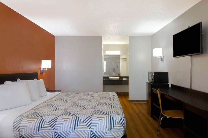 1 King Bed Micfridge (2 of 9)