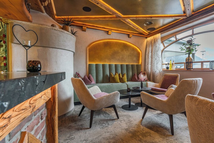 Lounge 165 of 181