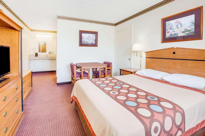 1 King Bed (4 of 6)